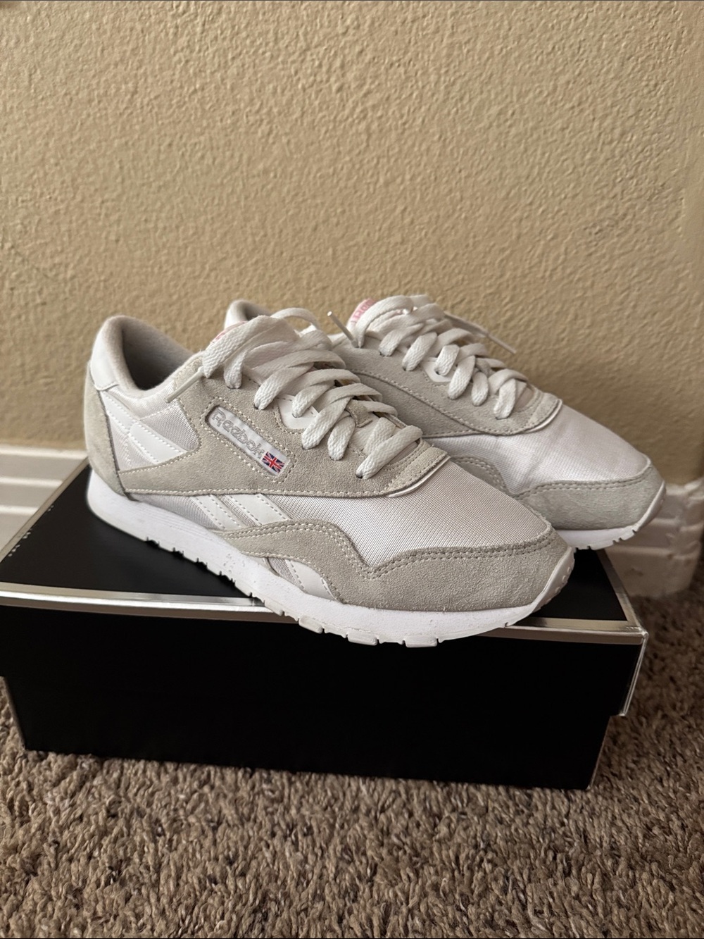 Reebok Classic Sneakers – White/Grey – Clean & Stylish 🤍 womens 7.5